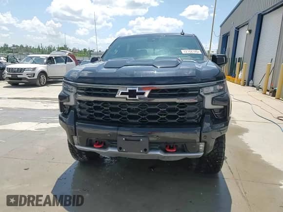 2025 Chevrolet Silverado 1500 z VIN 3GCUKHE89SG170865, wystawiony jako Copart lot #62162145 z przebiegiem 6 272 mil mil oraz Szkoda całkowita • Salvage title. Historia ofert i sprzedaży dostępna na DreamBid. Obrazek 13.