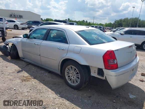 2010 Chrysler 300 Touring z VIN 2C3CA5CV7AH173661, wystawiony jako IAAI lot #42969998 z przebiegiem 282 865 mil mil oraz . Historia ofert i sprzedaży dostępna na DreamBid. Obrazek 3.