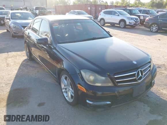 2014 Mercedes-Benz C 300 Sport z VIN WDDGF8AB1ER313305, wystawiony jako IAAI lot #43389334 z przebiegiem 201 724 mil mil oraz . Historia ofert i sprzedaży dostępna na DreamBid. Obrazek 1.