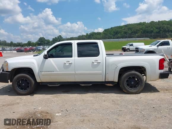 2008 Chevrolet Silverado 1500 LTZ with VIN 3GCEK13308G135238, listed as a IAAI auction lot 43026975 with 207,592 mi miles and . Bid and sale history available at DreamBid. Image 13.