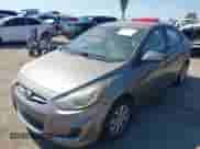 2013 Hyundai Accent GLS z VIN KMHCT4AE2DU317648, wystawiony jako IAAI lot #42934017 z przebiegiem 172 717 mil mil oraz . Historia ofert i sprzedaży dostępna na DreamBid. Obrazek 2.