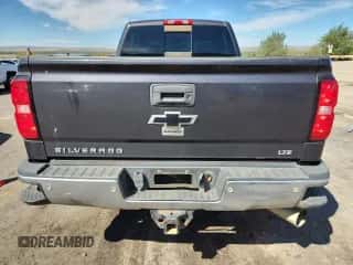 2016 Chevrolet Silverado 2500HD LTZ z VIN 1GC1KWE80GF193077, wystawiony jako Copart lot #80343065 z przebiegiem 251 081 mil mil oraz Szkoda całkowita • Salvage title. Historia ofert i sprzedaży dostępna na DreamBid. Obrazek 6.