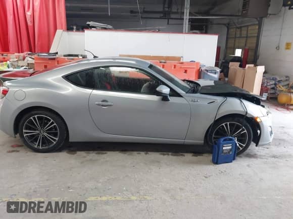 2013 Scion FR-S z VIN JF1ZNAA12D2730675, wystawiony jako IAAI lot #42321319 z przebiegiem 83 074 mil mil oraz . Historia ofert i sprzedaży dostępna na DreamBid. Obrazek 13.