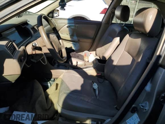 2001 Toyota Camry LE z VIN 4T1BF22KX1U957744, wystawiony jako Copart lot #87041735 z przebiegiem 288 061 mil mil oraz Szkoda całkowita • Salvage title. Historia ofert i sprzedaży dostępna na DreamBid. Obrazek 7.