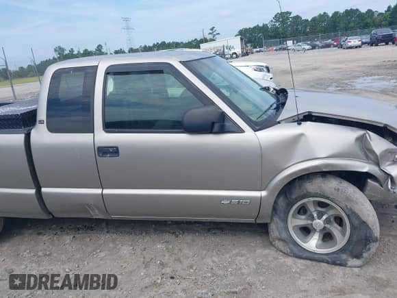 2003 Chevrolet S-10 LS z VIN 1GCCS19X938249822, wystawiony jako IAAI lot #42710292 z przebiegiem 300 968 mil mil oraz . Historia ofert i sprzedaży dostępna na DreamBid. Obrazek 13.