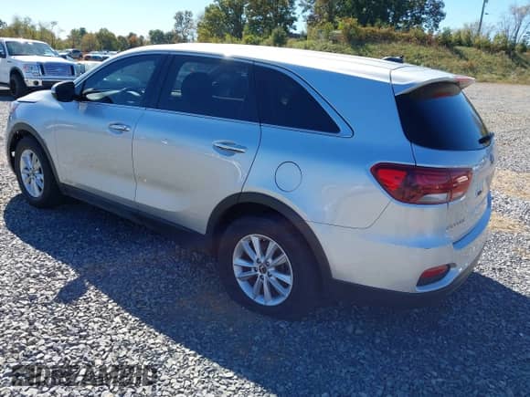2019 Kia Sorento S with VIN 5XYPGDA58KG572314, listed as a IAAI auction lot 43425458 with 128,901 mi miles and . Bid and sale history available at DreamBid. Image 3.