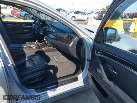 2015 BMW 5 Series 528i с VIN WBA5A5C58FD519593, выставлен на аукционе IAAI как лот 43200640 с пробегом 119 151 миль миль и . История ставок и продаж доступна на DreamBid. Изображение 5.