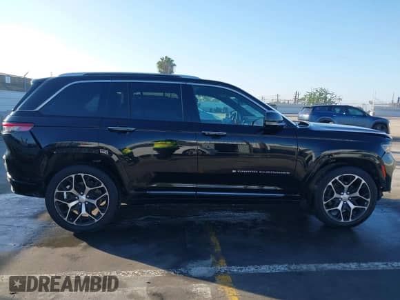 2022 Jeep Grand Cherokee Summit z VIN 1C4RJHET1N8510484, wystawiony jako IAAI lot #43466239 z przebiegiem 134 845 mil mil oraz . Historia ofert i sprzedaży dostępna na DreamBid. Obrazek 13.