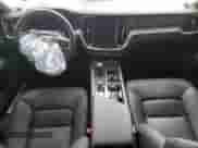 2025 Volvo S60 Core z VIN 7JRL12GJXSG364362, wystawiony jako Copart lot #51022375 z przebiegiem Nie podano mil oraz Szkoda całkowita • Salvage title. Historia ofert i sprzedaży dostępna na DreamBid. Obrazek 8.