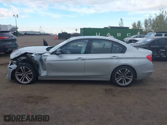 2014 BMW 3 Series 328i xDrive z VIN WBA3B5C58EF959174, wystawiony jako IAAI lot #43572143 z przebiegiem 129 760 mil mil oraz . Historia ofert i sprzedaży dostępna na DreamBid. Obrazek 14.