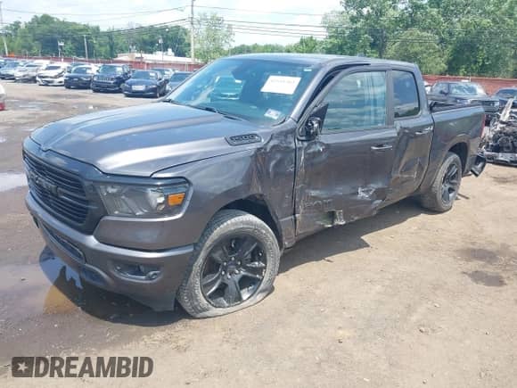 2020 Ram 1500 Big Horn z VIN 1C6SRFFT4LN185235, wystawiony jako IAAI lot #42551203 z przebiegiem 57 459 mil mil oraz . Historia ofert i sprzedaży dostępna na DreamBid. Obrazek 2.