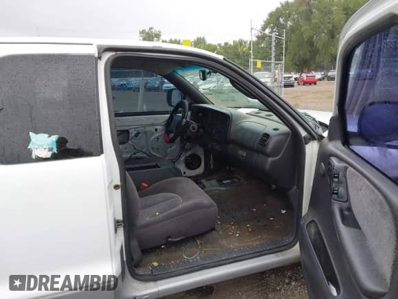 1998 Dodge Dakota SLT z VIN 1B7GG22Y0WS579450, wystawiony jako IAAI lot #43088532 z przebiegiem 279 555 mil mil oraz . Historia ofert i sprzedaży dostępna na DreamBid. Obrazek 5.