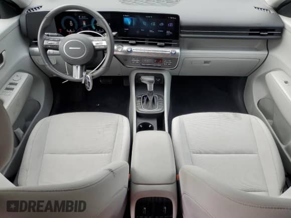 2025 Hyundai Kona SEL с VIN KM8HBCAB5SU237296, выставлен на аукционе Copart как лот 86492945 с пробегом 28 219 миль миль и Чистый • Clean title. История ставок и продаж доступна на DreamBid. Изображение 8.