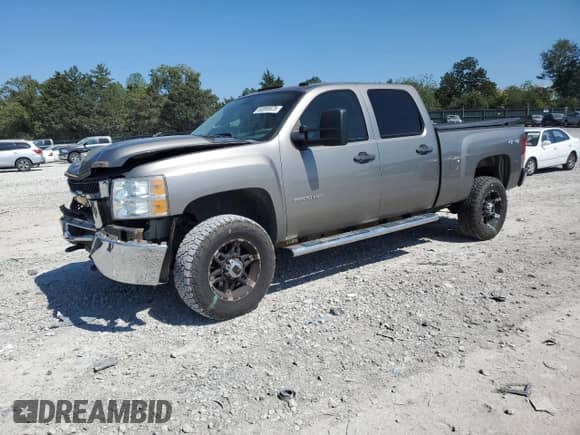 2014 Chevrolet Silverado 2500HD Work Truck z VIN 1GC1KVC83EF137290, wystawiony jako Copart lot #80095975 z przebiegiem 163 019 mil mil oraz Szkoda całkowita • Salvage title. Historia ofert i sprzedaży dostępna na DreamBid. Obrazek 1.
