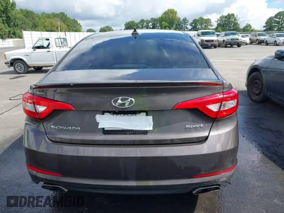 2015 Hyundai Sonata Limited with VIN 5NPE34AF0FH128984, listed as a IAAI auction lot 42991333 with 166,354 mi miles and . Bid and sale history available at DreamBid. Image 16.
