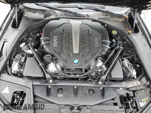 2016 BMW 5 Series 550i z VIN WBAKN9C50GD962143, wystawiony jako Copart lot #59698315 z przebiegiem 108 016 mil mil oraz Czysty tytuł • Clean title. Historia ofert i sprzedaży dostępna na DreamBid. Obrazek 11.