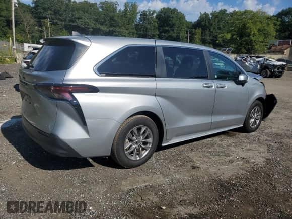 2025 Toyota Sienna LE with VIN 5TDKRKEC7SS226629, listed as a Copart auction lot 70096755 with 11,614 mi miles and Salvage title. Bid and sale history available at DreamBid. Image 3.