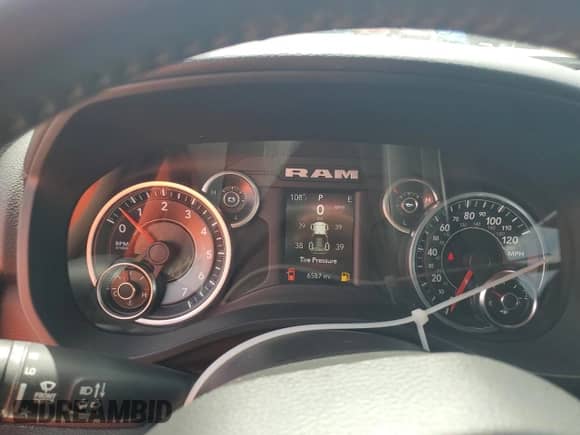 2020 Ram 1500 Big Horn z VIN 1C6RREFG2LN405483, wystawiony jako Copart lot #64309925 z przebiegiem 6 587 mil mil oraz Szkoda całkowita • Salvage title. Historia ofert i sprzedaży dostępna na DreamBid. Obrazek 9.