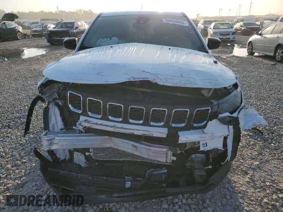 2025 Jeep Compass Sport z VIN 3C4NJDAN9ST516030, wystawiony jako Copart lot #52292005 z przebiegiem 2 094 mil mil oraz Szkoda całkowita • Salvage title. Historia ofert i sprzedaży dostępna na DreamBid. Obrazek 5.