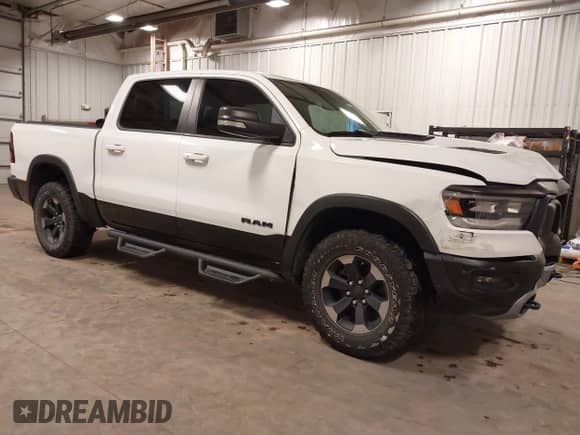 2019 Ram 1500 Rebel z VIN 1C6SRFLT3KN897707, wystawiony jako IAAI lot #42635799 z przebiegiem 57 204 mil mil oraz . Historia ofert i sprzedaży dostępna na DreamBid. Obrazek 1.