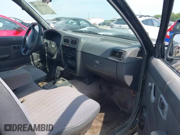 1997 Nissan Frontier XE z VIN 1N6SD11SXVC320206, wystawiony jako IAAI lot #42435128 z przebiegiem 299 944 mil mil oraz . Historia ofert i sprzedaży dostępna na DreamBid. Obrazek 5.