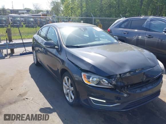 2016 Volvo S60 T5 Drive-E Premier z VIN YV126MFK4G2399690, wystawiony jako IAAI lot #42043307 z przebiegiem 100 647 mil mil oraz . Historia ofert i sprzedaży dostępna na DreamBid. Obrazek 1.