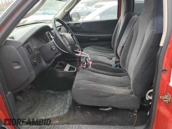 2003 Dodge Dakota z VIN 1D7GG36XX3S111010, wystawiony jako Copart lot #47532875 z przebiegiem 127 876 mil mil oraz Nie do naprawy • Non repairable. Historia ofert i sprzedaży dostępna na DreamBid. Obrazek 7.
