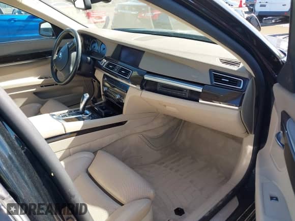 2010 BMW 7 Series 750i xDrive z VIN WBAKC6C50ACL67892, wystawiony jako IAAI lot #42275789 z przebiegiem 168 245 mil mil oraz . Historia ofert i sprzedaży dostępna na DreamBid. Obrazek 5.