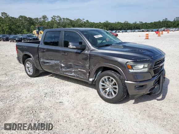 2022 Ram 1500 Laramie z VIN 1C6RREJT9NN337402, wystawiony jako Copart lot #57089715 z przebiegiem 54 987 mil mil oraz Czysty tytuł • Clean title. Historia ofert i sprzedaży dostępna na DreamBid. Obrazek 4.