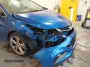 2017 Chevrolet Cruze Premier z VIN 1G1BF5SM3H7118351, wystawiony jako IAAI lot #43378142 z przebiegiem 64 471 mil mil oraz . Historia ofert i sprzedaży dostępna na DreamBid. Obrazek 6.