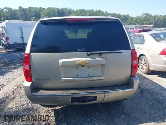 2013 Chevrolet Tahoe LTZ z VIN 1GNSKCE0XDR315541, wystawiony jako IAAI lot #43013892 z przebiegiem 258 862 mil mil oraz . Historia ofert i sprzedaży dostępna na DreamBid. Obrazek 16.