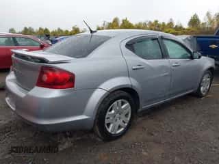 2013 Dodge Avenger SE z VIN 1C3CDZAB5DN771735, wystawiony jako IAAI lot #43395877 z przebiegiem 87 931 mil mil oraz . Historia ofert i sprzedaży dostępna na DreamBid. Obrazek 4.