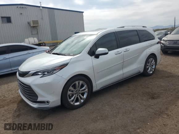 2022 Toyota Sienna Platinum с VIN 5TDERKEC1NS116533, выставлен на аукционе Copart как лот 70362315 с пробегом 85 860 миль миль и Списание • Salvage title. История ставок и продаж доступна на DreamBid. Изображение 1.