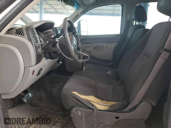 2014 Chevrolet Silverado 2500HD Work Truck z VIN 1GC1CVCG3EF164297, wystawiony jako Copart lot #53068835 z przebiegiem 209 486 mil mil oraz Szkoda całkowita • Salvage title. Historia ofert i sprzedaży dostępna na DreamBid. Obrazek 7.
