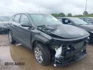 2025 Hyundai Kona SE с VIN KM8HACAB5SU274156, выставлен на аукционе IAAI как лот 43294270 с пробегом 12 387 миль миль и . История ставок и продаж доступна на DreamBid. Изображение 1.