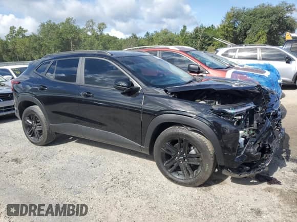 2025 Chevrolet Trax ACTIV z VIN KL77LKEP3SC115097, wystawiony jako Copart lot #68516165 z przebiegiem 5 153 mil mil oraz Szkoda całkowita • Salvage title. Historia ofert i sprzedaży dostępna na DreamBid. Obrazek 4.