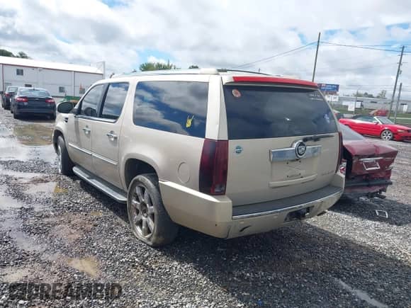 2008 Cadillac Escalade ESV с VIN 1GYFK66858R216528, выставлен на аукционе IAAI как лот 43312330 с пробегом 259 986 миль миль и . История ставок и продаж доступна на DreamBid. Изображение 3.