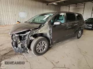 2021 Toyota Sienna XLE with VIN 5TDYRKECXMS016460, listed as a Copart auction lot 82778635 with 25,569 mi miles and Salvage title. Bid and sale history available at DreamBid. Image 1.