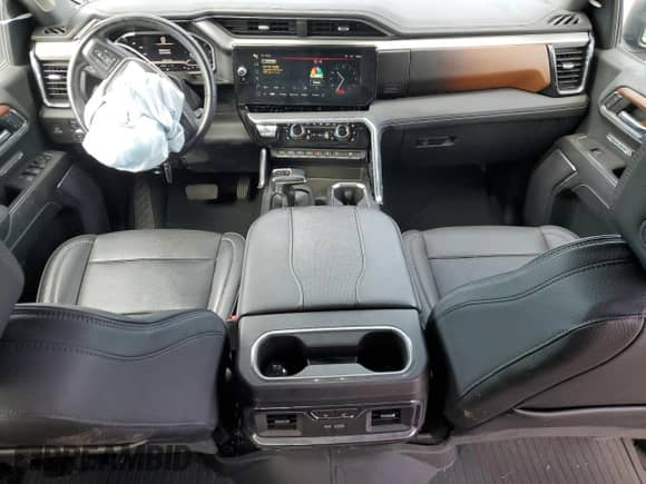 2023 GMC Sierra 1500 Denali z VIN 3GTUUGED2PG233216, wystawiony jako Copart lot #84449105 z przebiegiem 17 876 mil mil oraz Szkoda całkowita • Salvage title. Historia ofert i sprzedaży dostępna na DreamBid. Obrazek 8.