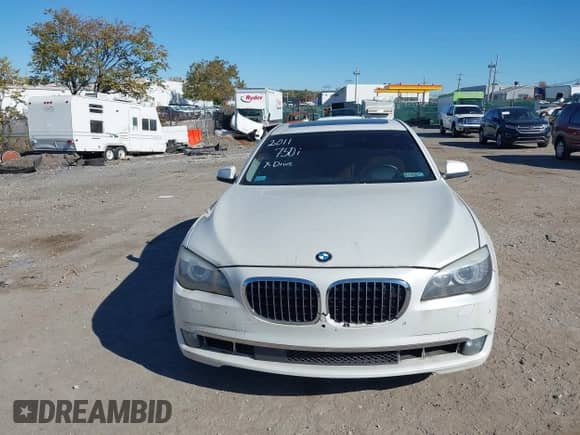 2011 BMW 7 Series 750i xDrive z VIN WBAKC6C54BC395373, wystawiony jako IAAI lot #43552788 z przebiegiem 120 326 mil mil oraz . Historia ofert i sprzedaży dostępna na DreamBid. Obrazek 6.