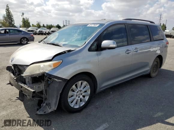 2013 Toyota Sienna XLE AAS z VIN 5TDYK3DC6DS371279, wystawiony jako Copart lot #80127505 z przebiegiem 137 003 mil mil oraz Szkoda całkowita • Salvage title. Historia ofert i sprzedaży dostępna na DreamBid. Obrazek 1.
