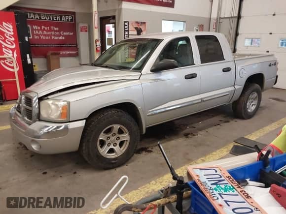 2005 Dodge Dakota Laramie z VIN 1D7HW58N75S188127, wystawiony jako IAAI lot #41209206 z przebiegiem 117 480 mil mil oraz . Historia ofert i sprzedaży dostępna na DreamBid. Obrazek 2.