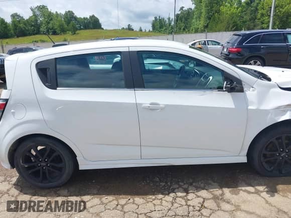 2018 Chevrolet Sonic Premier z VIN 1G1JF6SB6J4121932, wystawiony jako IAAI lot #42502568 z przebiegiem 93 055 mil mil oraz . Historia ofert i sprzedaży dostępna na DreamBid. Obrazek 14.
