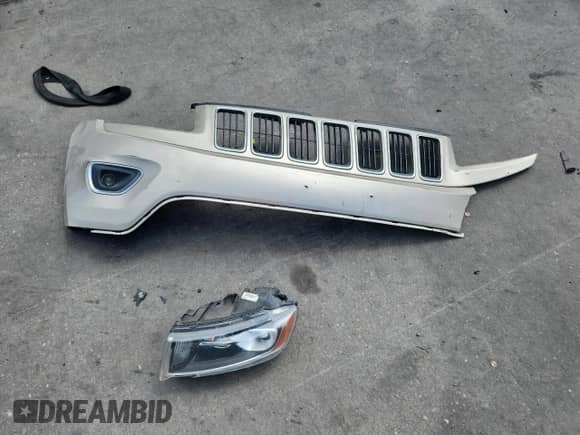 2014 Jeep Grand Cherokee Laredo with VIN 1C4RJEAGXEC185418, listed as a Copart auction lot 69435215 with 207,954 mi miles and Salvage title. Bid and sale history available at DreamBid. Image 13.