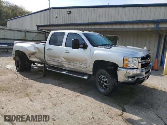 2011 Chevrolet Silverado 3500HD DRW LTZ with VIN 1GC4K1C8XBF117877, listed as a Copart auction lot 55427725 with 218,918 mi miles and Salvage title. Bid and sale history available at DreamBid. Image 4.
