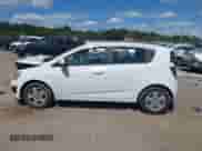 2015 Chevrolet Sonic LS z VIN 1G1JA6SG7F4184782, wystawiony jako IAAI lot #43113592 z przebiegiem 98 892 mil mil oraz . Historia ofert i sprzedaży dostępna na DreamBid. Obrazek 14.