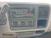 2001 Chevrolet Silverado 1500HD LS z VIN 1GCGC13U61F172302, wystawiony jako IAAI lot #41764662 z przebiegiem 218 807 mil mil oraz . Historia ofert i sprzedaży dostępna na DreamBid. Obrazek 17.