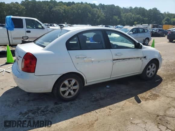 2006 Hyundai Accent GLS z VIN KMHCN46C66U051569, wystawiony jako Copart lot #69154735 z przebiegiem 210 214 mil mil oraz Czysty tytuł • Clean title. Historia ofert i sprzedaży dostępna na DreamBid. Obrazek 3.
