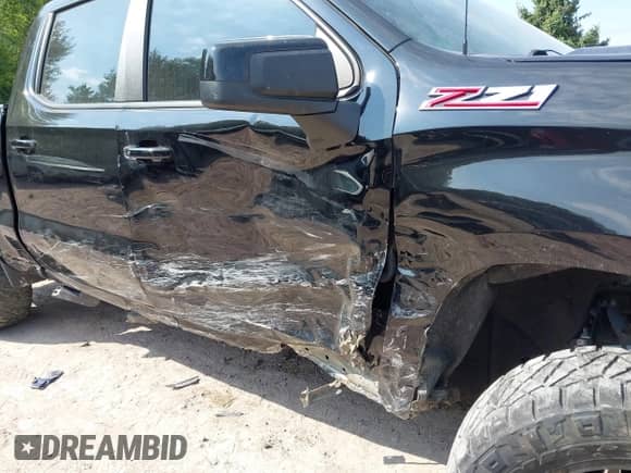 2021 Chevrolet Silverado 1500 LT Trail Boss z VIN 1GCPYFEL7MZ152372, wystawiony jako IAAI lot #43136298 z przebiegiem 72 947 mil mil oraz . Historia ofert i sprzedaży dostępna na DreamBid. Obrazek 6.