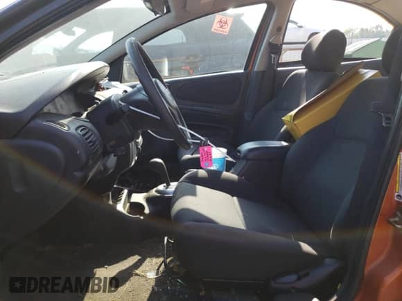 2005 Dodge Neon SXT z VIN 1B3ES56C85D165777, wystawiony jako Copart lot #69057594 z przebiegiem 93 026 mil mil oraz Szkoda całkowita • Salvage title. Historia ofert i sprzedaży dostępna na DreamBid. Obrazek 7.